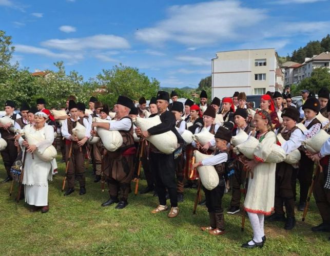 ЗЛАТОГРАД-ПРАЗНИК НА ЧЕВЕРМЕТО И ГАЙДАРСКО НАДСТВИРВАНЕ